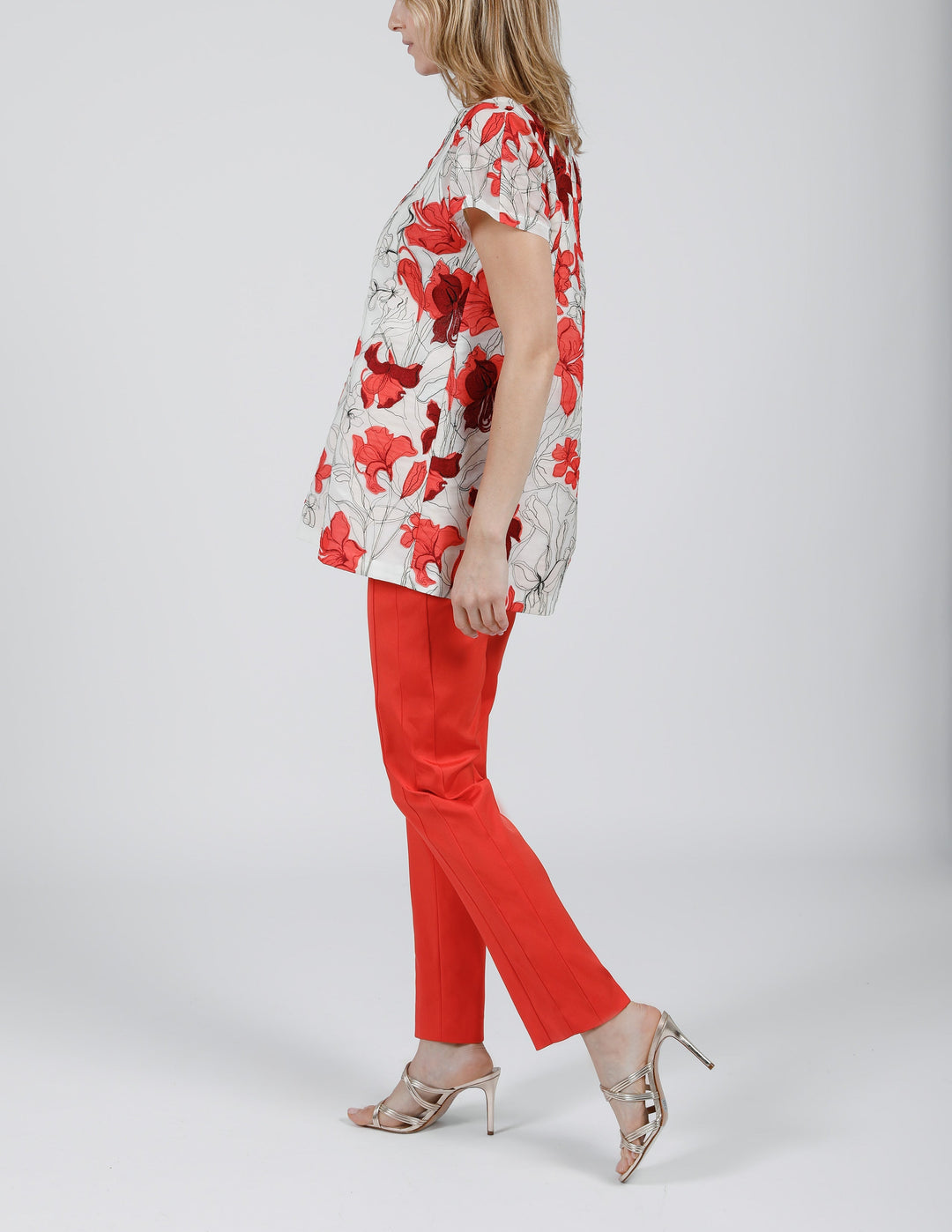 Betsy's Studio LAYERED FLORAL ORGNAZA TOP