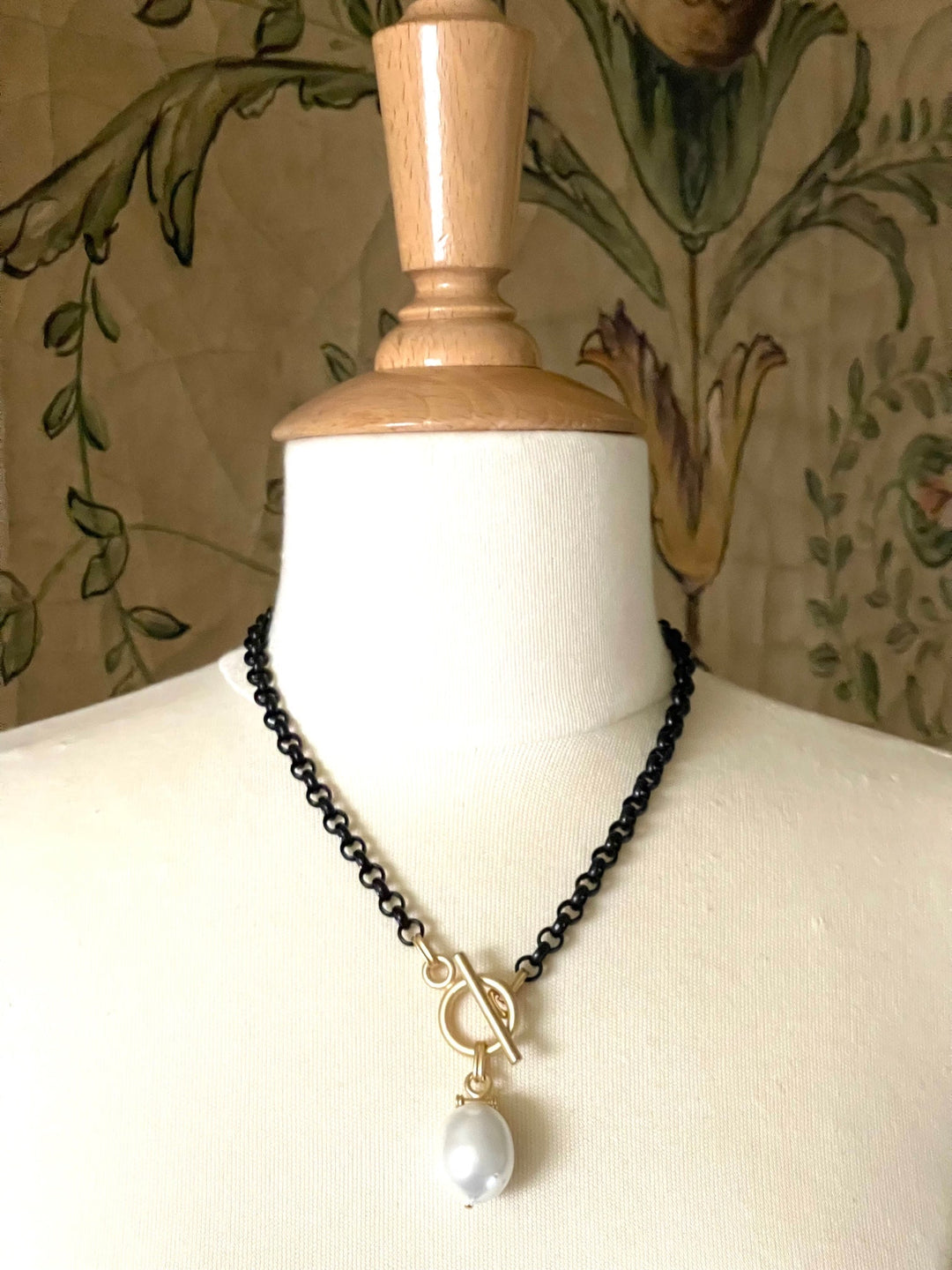 Cotton Pearl Bar Pendant Matte Black Chain Necklace