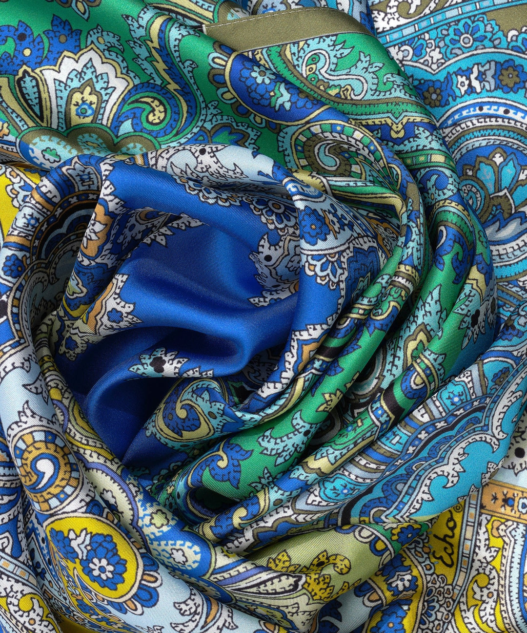 Colorblock Paisley Square in color Dazzling Blue