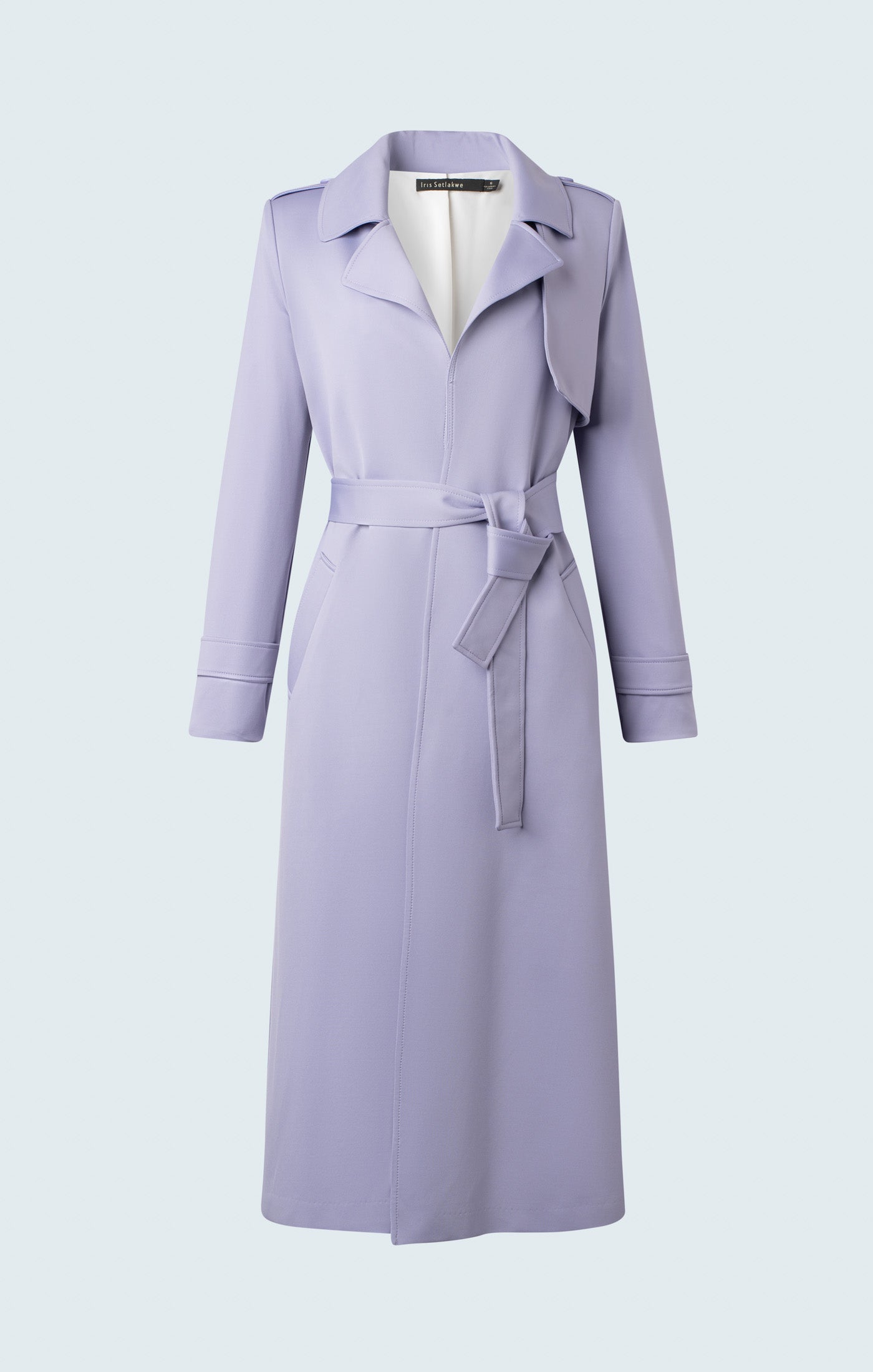 Coat with side pockets without closure