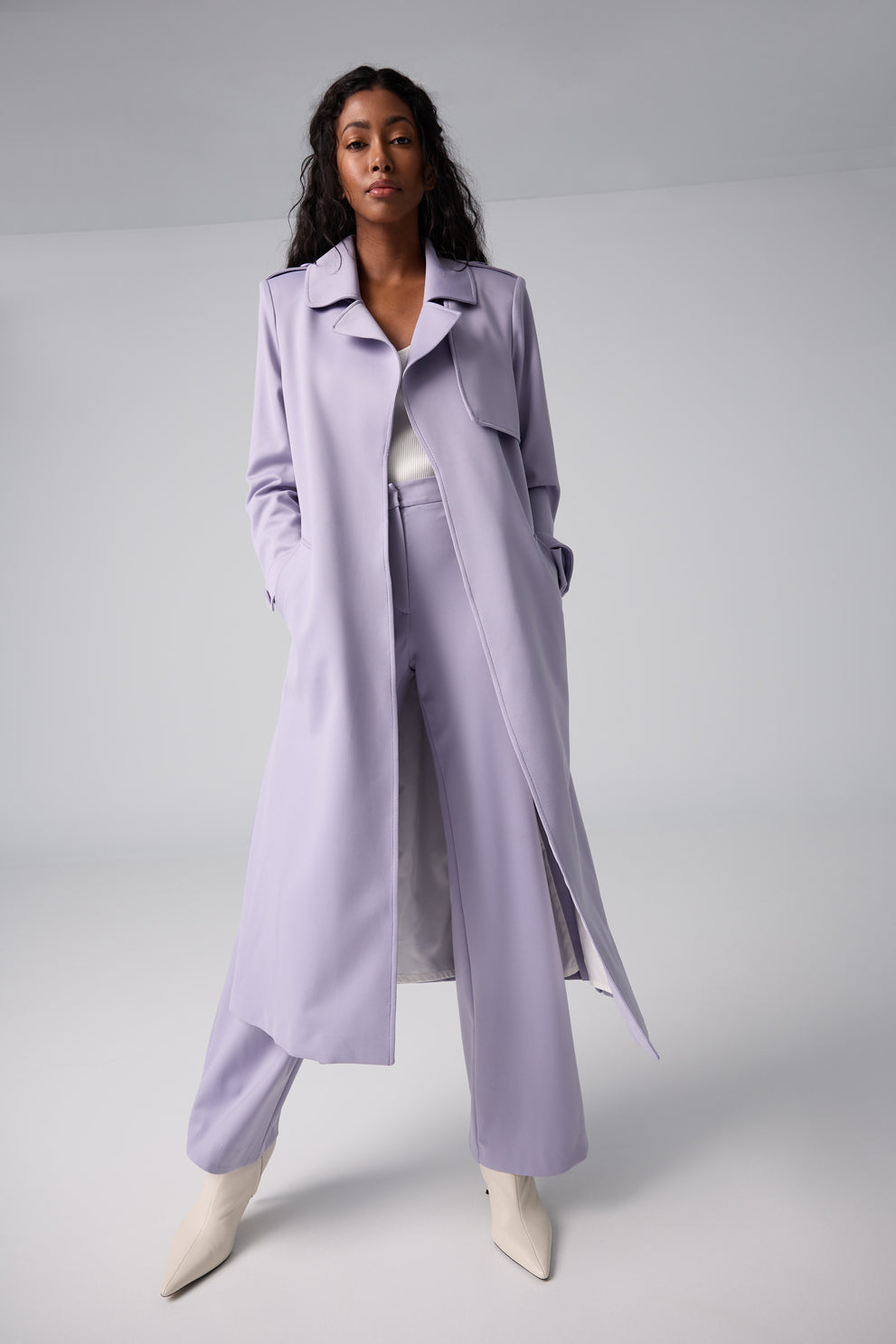 Coat with side pockets without closure