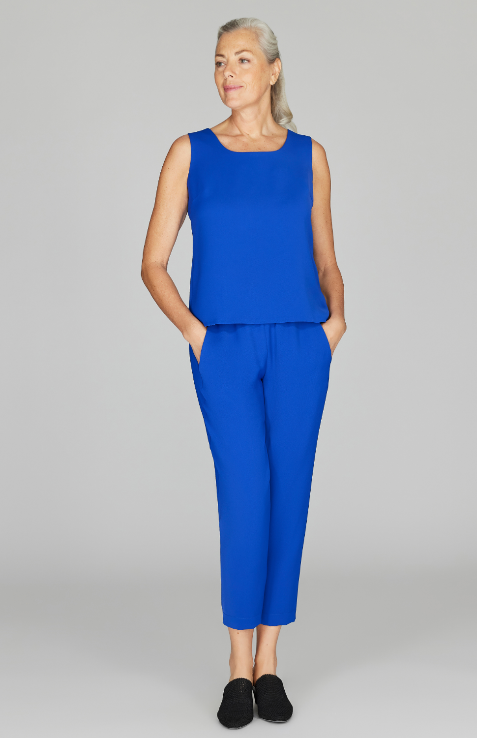 Fabienne is wearing Cobalt in size XS.