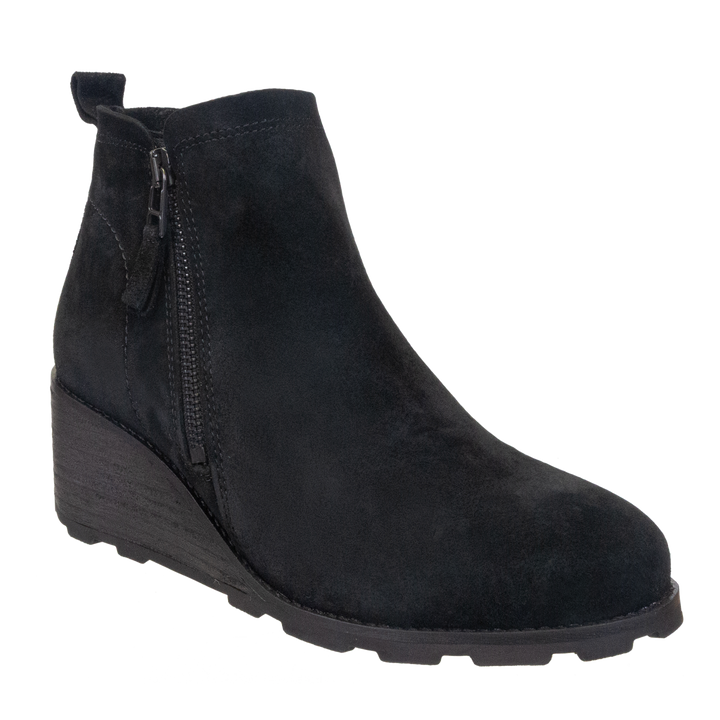 OTBT - STORY in BLACK Wedge Ankle Boots